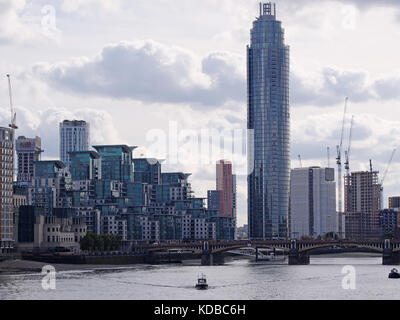 Blocs d'habitation moderne sur les rives de la Tamise dans le centre de Londres à vauxhall Banque D'Images