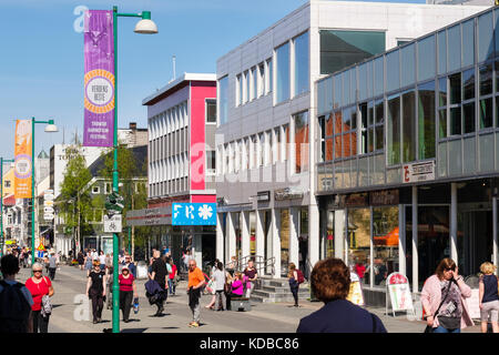 Scène de rue animée avec les consommateurs et magasins modernes dans le centre-ville. Storgata, Tromso, comté de Troms, Norvège, Scandinavie Banque D'Images