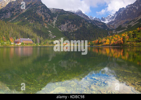 Décor de l'automne sur popradské pleso. SLOVAQUIE. c'est un lac de montagne d'origine glaciaire situé dans les Hautes Tatras, Slovaquie Banque D'Images