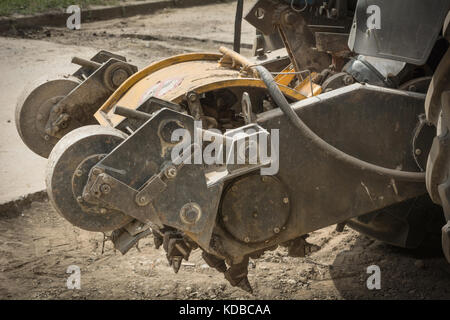 Grumes pour couper l'asphalte monté sur un tracteur machine de coupe d'asphalte. Banque D'Images