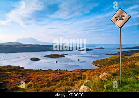 Lieu de passage à l'Upper Badcall Eddrachilis,donnant sur la baie près de Scourie, Sutherland, juste à côté D894 sur Côte Nord 500, route Quinag sur l'horizon. Banque D'Images