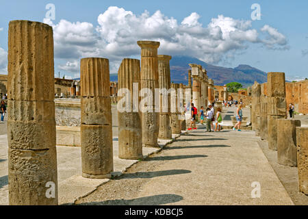Façon arcadienne avec des colonnes doriques au Forum dans les ruines de la ville romaine de Pompéi à Pompei Scavi près de Naples, Italie. Le Vésuve au loin. Banque D'Images
