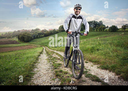 Cycliste sportif dans le pittoresque paysage vert Banque D'Images