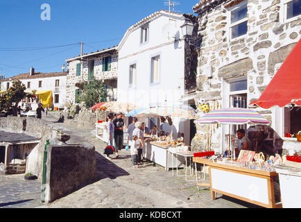 La vente sur la rue. San Andrés de Teixido, province de La Corogne, Galice, Espagne. Banque D'Images