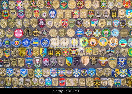 Kiev, Ukraine - le 11 octobre 2017 : chevrons de l'armée ukrainienne sur le mur à Kiev, Ukraine. Banque D'Images