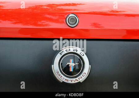 Réunion des voitures américaines classiques, à Torrejon de Ardoz (Madrid - Espagne). partie arrière, détail de Ford Mustang rouge Banque D'Images