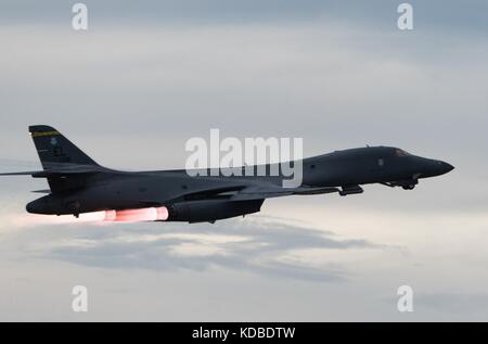 Un U.S. Air Force B-1B Lancer bomber avec le 37e Escadron expéditionnaire bombe décolle pour rejoindre l'Air Force d'autodéfense du Japon et de la Corée du Sud Air Force dans le cadre d'un travail de nuit sur la mer du Japon, 10 octobre 2017 à Guam. La mission marque la première fois AMÉRICAINES DU PACIFIQUE B-1B Lancers ont effectué l'entraînement combiné avec JASDF et ROKAF fighters dans la nuit. Banque D'Images