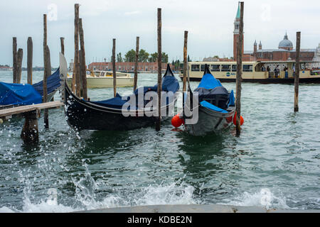 Éclaboussures des vagues en face de gondoles, Venise, Italie Banque D'Images