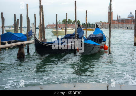 Éclaboussures des vagues en face de gondoles, Venise, Italie Banque D'Images