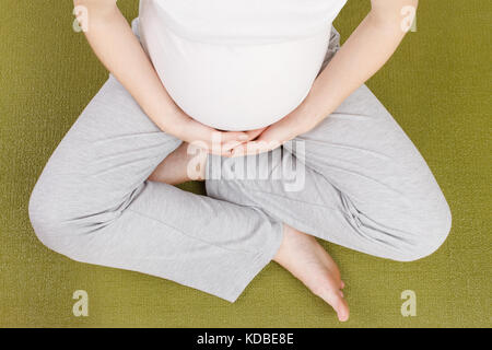 Vue de dessus de femme enceinte Banque D'Images