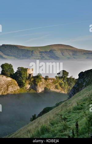 Matin brumeux Dale ; Cave ; Derbyshire, Royaume-Uni Banque D'Images