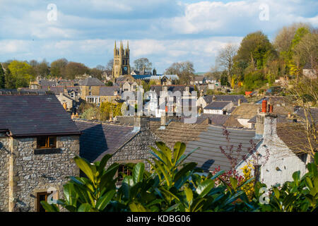 Tideswell to dans le peak district du Derbyshire, la cathédrale de la crête, avec le 14ème siècle, l'église de St Jean Baptiste dans l'arrière-plan Banque D'Images