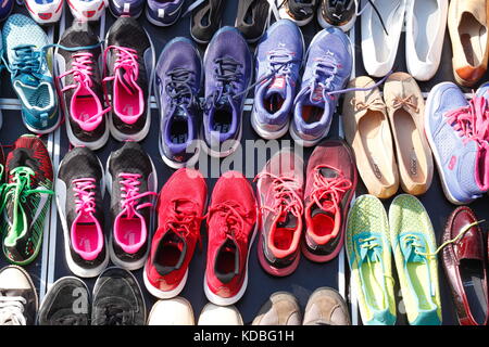 Chaussures de sport colorées sur un étal de marché aux puces, Brême, Allemagne, Europe je Bunte Sportschuhe auf einem Flohmarktstand, Bremer, un Kajenmarkt Flohmarkt Banque D'Images