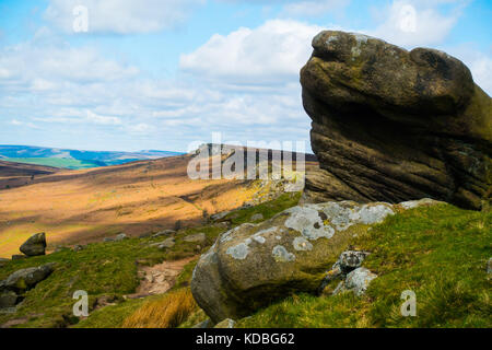 Stanage edge, Derbyshire, Angleterre, Peak District. escarpement pierre meulière populaire avec les grimpeurs et les randonneurs Banque D'Images