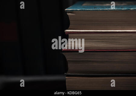 La pile de livres se trouve sur une table, un arrière-plan, d'autres connaissances, pile, bibliothèque Banque D'Images