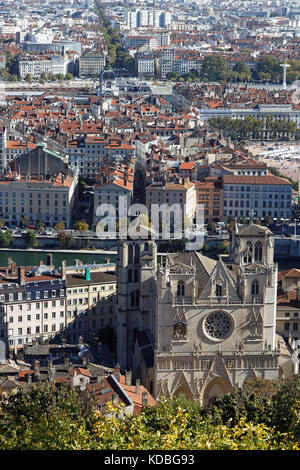 LYON, FRANCE, 11 octobre 2017 : Cathédrale Saint-Jean vue de la colline de Fourvière.La cathédrale est connue sous le nom de 'Primatiale' car en 1079 le Pape gran Banque D'Images