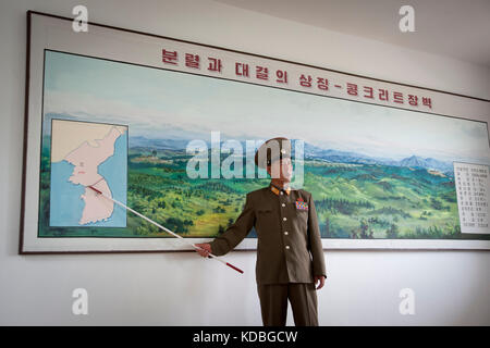 Un responsable de la visite de la DMZ (zone militaire) le 7 octobre 2012. Un officier responsable de la visite à la DMZ ( Demilitar Banque D'Images