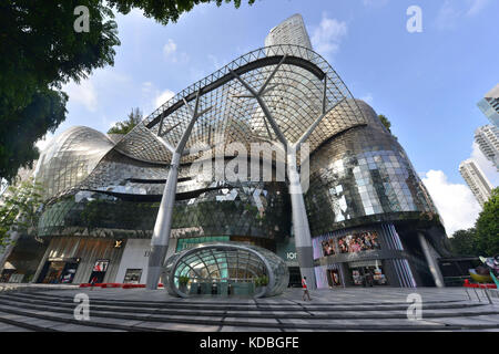 Singapour. ION Orchard Mall shopping sur Orchard Road. Boutiques de luxe françaises et étrangères : Louis Vuitton, Bling King Harry Winston, Miu Miu, Cartier, Banque D'Images