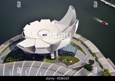 Singapour. Marina Bay Sands, vaste complexe hôtelier avec 2.560 chambres, un casino et un musée, en face de Marina Bay. Ici, le musée Local Caption *** *** . Banque D'Images