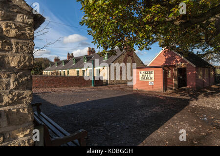 La fosse commune, beamish museum, County Durham uk. sinker - appâts cafe des mineurs et chalets sur francis street, 11 novembre 2016. Banque D'Images