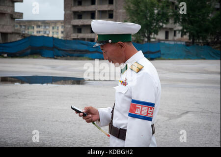 Agent de police à un carrefour de la ville de Kaesong le 8 octobre 2012. Policier à un carrefour dans la ville de Kaesong 8 octobre 2012 Banque D'Images