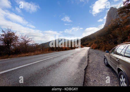 La liaison s'est arrêté sur le côté de la route de montagne dans la saison d'automne. le ciel avec de rares nuages et les montagnes de l'avant. Banque D'Images