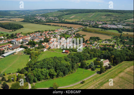 Crezancy (nord de la France). Vue aérienne du village et la campagne environnante avec les vignes de Champagne. Banque D'Images