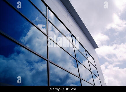 Architecture. Vue à angle bas de la façade en verre d'un bâtiment commercial moderne. Banque D'Images