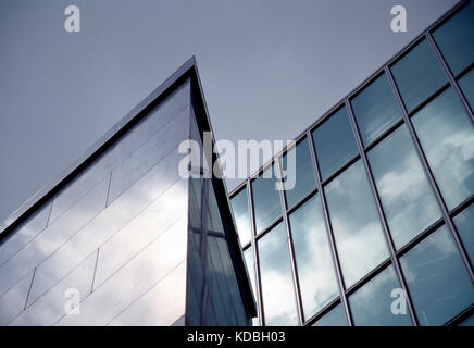 Architecture. Vue à angle bas de la façade en verre d'un bâtiment commercial moderne. Banque D'Images