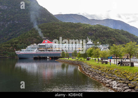 La Fred Olsen Cruise Liner, MS Balmoral à Hellesylt, Sunnylvsfjorden en Norvège Banque D'Images