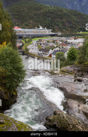 La Fred Olsen Cruise Liner, MS Balmoral à Hellesylt, Sunnylvsfjorden en Norvège Banque D'Images