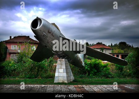 Avions de chasse MIG sur l'affichage dans le village de Kamenets dans la province de Pleven Bulgarie. Banque D'Images