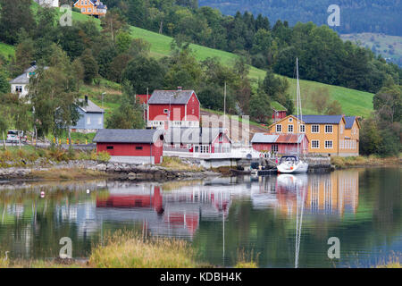 Maisons et fermes sur le côté de la fjord Nordfjorden près du village de Olden en Norvège Banque D'Images