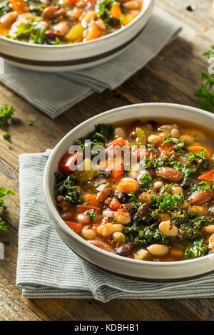 Maison organique chaude 10 Soupe de haricots dans un bol Banque D'Images