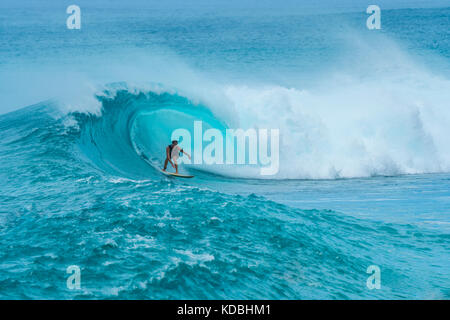 Bon surf à Ka'ena Point sur l'île d'Oahu, Hawaii. Banque D'Images