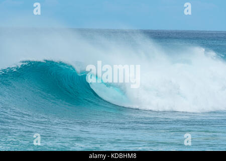 Bon surf à Ka'ena Point sur l'île d'Oahu, Hawaii. Banque D'Images