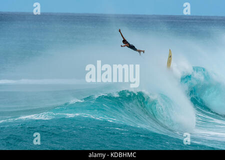 Bon surf à Ka'ena Point sur l'île d'Oahu, Hawaii. Banque D'Images