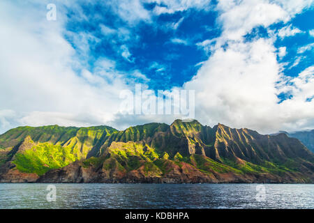 Une vue sur la majestueuse côte de Na Pali sur Kauai, Hawaii. Banque D'Images