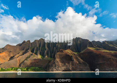 Une vue sur la majestueuse côte de Na Pali sur Kauai, Hawaii. Banque D'Images