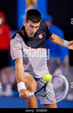 Novik Djokovic en action au championnat Open d'Australie 2014 contre Stan Wawrinka. Banque D'Images