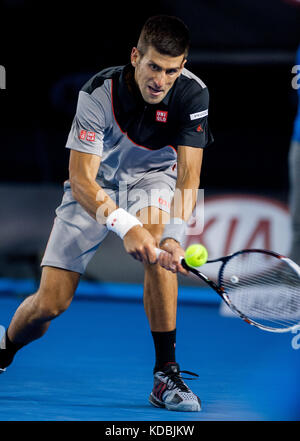 Novik Djokovic en action au championnat Open d'Australie 2014 contre Stan Wawrinka. Banque D'Images