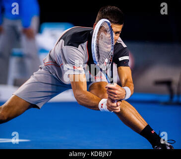 Novik Djokovic en action au championnat Open d'Australie 2014 contre Stan Wawrinka. Banque D'Images