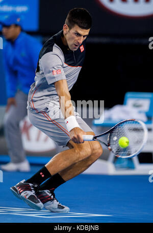 Novik Djokovic en action au championnat Open d'Australie 2014 contre Stan Wawrinka. Banque D'Images