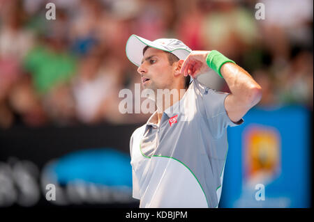 La défense de champion de l'Open d'australie Novak Djokovic (SRB) ont pris de l. Mayer (arg) dans le troisième jour, deuxième tour. jouer djokovic beat mayer 6-0, 6-4, 6-4 en m Banque D'Images