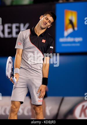 Novik Djokovic en action au championnat Open d'Australie 2014 contre Stan Wawrinka. Banque D'Images