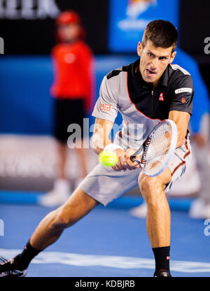 Novik Djokovic en action au championnat Open d'Australie 2014 contre Stan Wawrinka. Banque D'Images