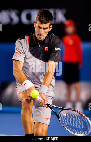 Novik Djokovic en action au championnat Open d'Australie 2014 contre Stan Wawrinka. Banque D'Images