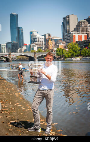 Stanislaus Wawrinka de Suisse - vainqueur de l'Open d'Australie 2014 pour hommes, marche le long de la Yarra River à Melbourne avec son troph de championnat Banque D'Images