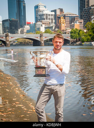 Stanislaus Wawrinka de Suisse - vainqueur de l'Open d'Australie 2014 pour hommes, marche le long de la Yarra River à Melbourne avec son troph de championnat Banque D'Images