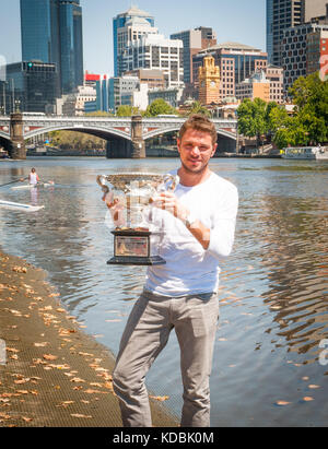 Stanislaus Wawrinka de Suisse - vainqueur de l'Open d'Australie 2014 pour hommes, marche le long de la Yarra River à Melbourne avec son troph de championnat Banque D'Images